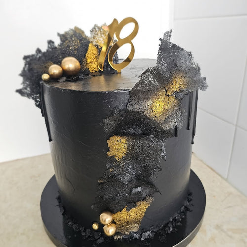 Tort na 18 urodziny z personalizowana dekoracja